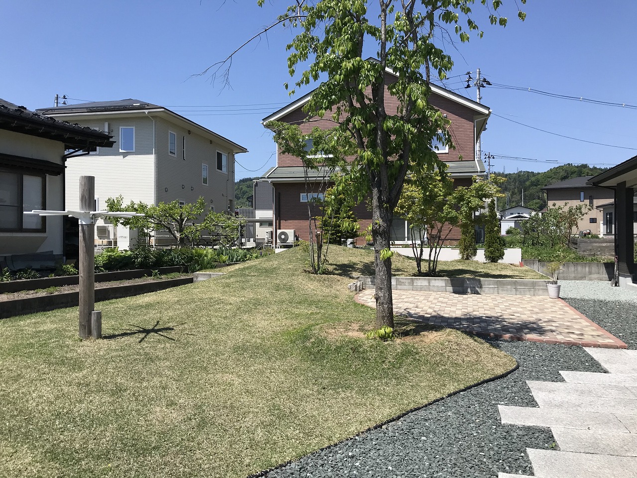 お子様が元気に遊べる芝生の庭