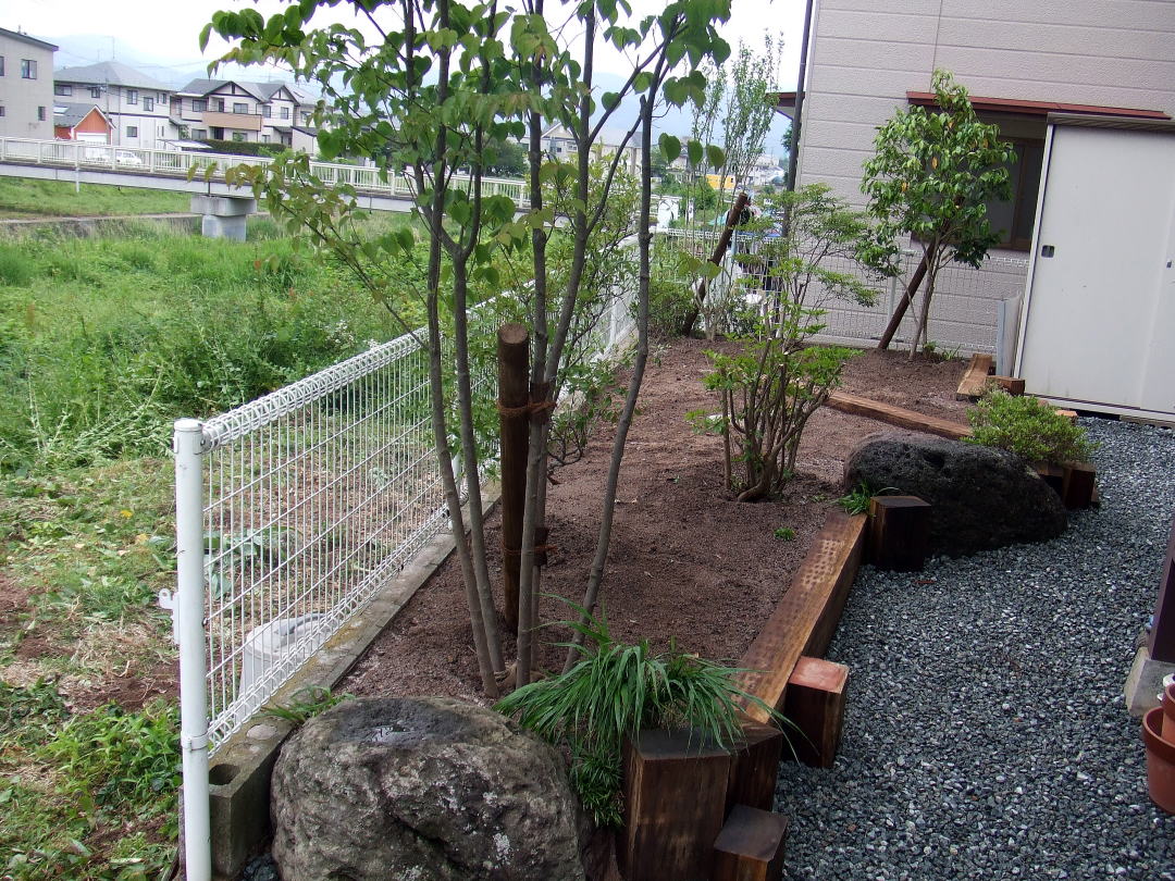 今まで足が向かなかった庭にもっと居たくなります