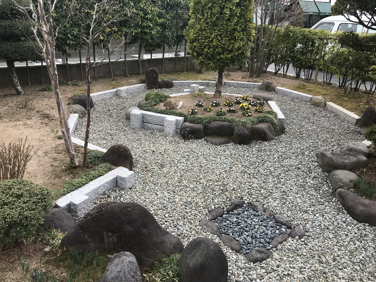 御影石縁石で印象が変わりました